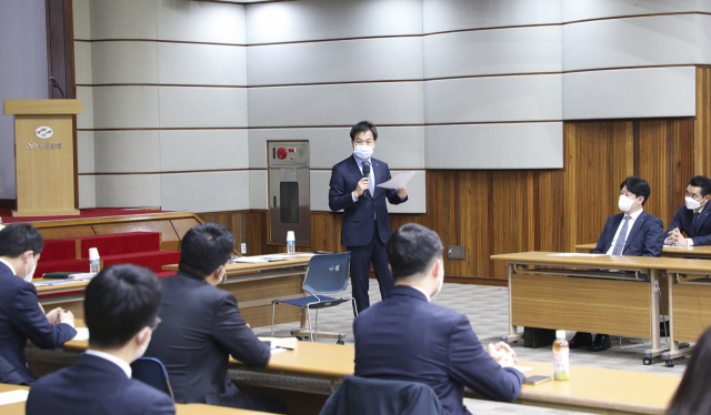 김진균 Sh수협은행장이 지난 10일 서울 송파구 수협은행 본점 2층 독도홀에서 열린 부지점장 간담회에서 강평을 하고 있다. /사진 제공=수협은행