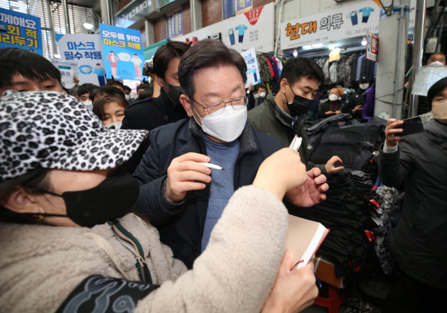 이재명 더불어민주당 대선 후보가 13일 경북 포항시 죽도시장을 찾아 지지자들과 인사를 나누고 있다. / 연합뉴스