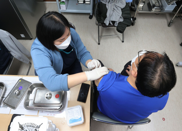 [속보] 미접종군 위중증·사망 위험, 2차 접종군보다 각각 11배, 9배 높아