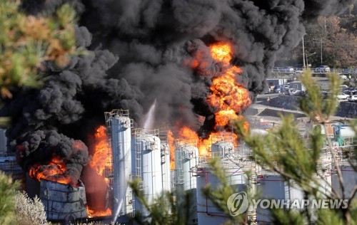 13일 오후 1시 37분께 전남 여수시 주삼동 여수산단 내 한 공장에서 불이 나 검은 연기가 치솟고 있다. /사진=연합뉴스