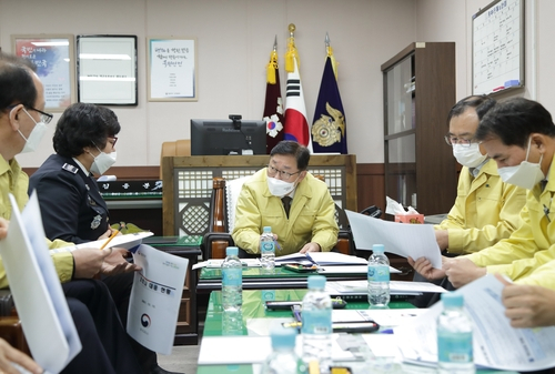 박범계 법무부 장관이 13일 코로나19 집단감염이 발생한 홍성교도소를 방문해 감염병 발생 경과 및 향후 대책을 보고받고 있다./사진제공=법무부