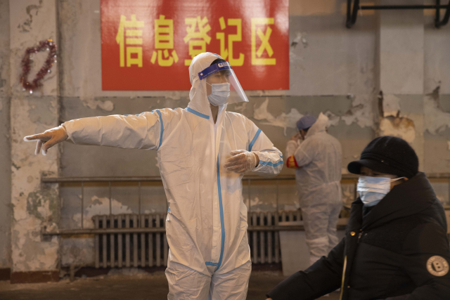 12일 중국 헤이룽장성 하얼빈시에서 코로나19 검사소를 안내하고 있다. /신화연합뉴스