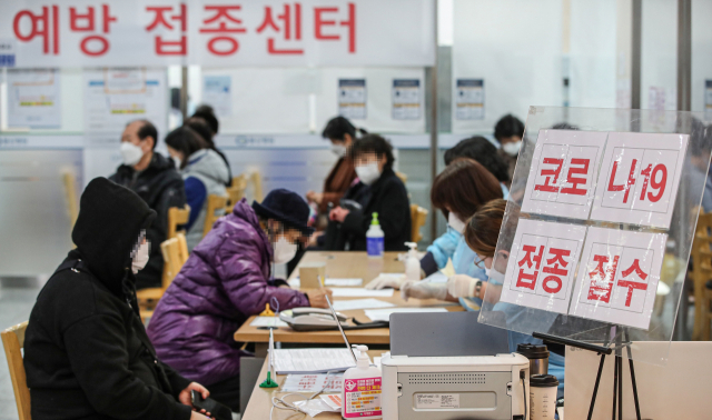 코로나19 예방접종센터가 추가접종(부스터 샷)을 맞기 위해 찾은 시민들로 붐비고 있다 . /연합뉴스