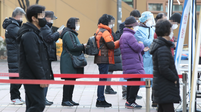 14일 오전 서울 구로역광장에 마련된 코로나19 임시선별 검사소를 찾은 시민들이 전자문진을 위한 QR코드를 스캔하기 위해 줄지어 서 있다. /연합뉴스