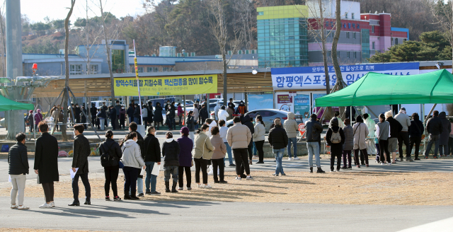 13일 오전 전남 함평군 함평읍 함평엑스포공원 주차장에서 진단검사를 받으러 온 주민들이 줄을 서 있다./연합뉴스