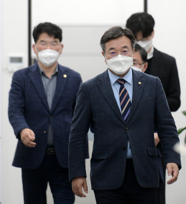 윤호중(오른쪽) 더불어민주당 원내대표가 14일 국회에서 열린 당 원내대책회의에 참석하고 있다. /권욱 기자