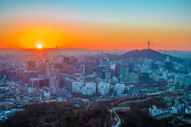 인왕산 범바위에서 바라본 일출. 정상에 올라가지 않고 범바위에서도 서울의 도심과 어우러진 멋진 일출 감상이 가능하다.
