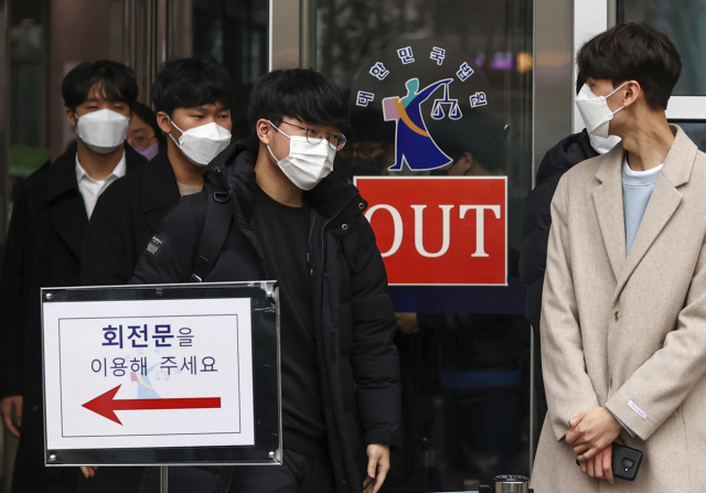 수능 생명과학Ⅱ 응시자 92명이 한국교육과정평가원을 상대로 제기한 정답 결정 처분 취소 소송의 첫 변론 기일이 열린 지난 10일 오후 재판을 마친 수험생들이 서초구 서울행정법원을 나서고 있다. /연합뉴스