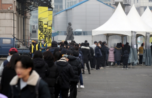 지난 11일 오전 서울 중구 서울역 코로나19 임시 선별검사소에서 시민들이 이른 시간부터 검사를 기다리고 있다. /연합뉴스