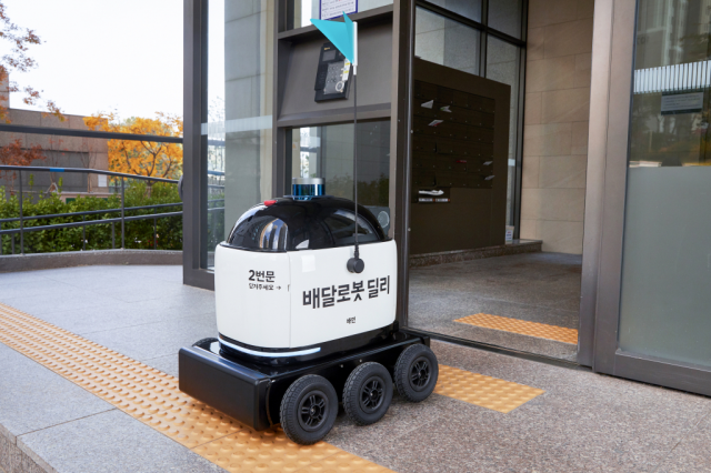 우아한현제들의 배달 로봇 딜리드라이브가 경기도 수원 광교 앨리웨이에서 배달을 하고 있다./사진 제공=우아한형제들