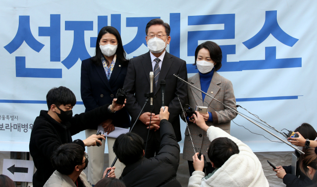 이재명 더불어민주당 대선 후보가 15일 서울 보라매병원 선별진료소를 방문한 뒤 기자들의 질문에 답하고 있다. / 권욱 기자