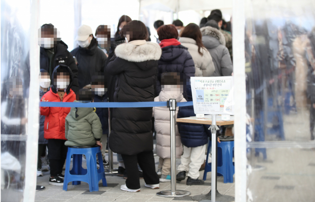 14일 오전 서울 마포구보건소에 마련된 코로나19 선별 진료소를 찾은 시민들이 검사 순서를 기다리고 있다./연합뉴스