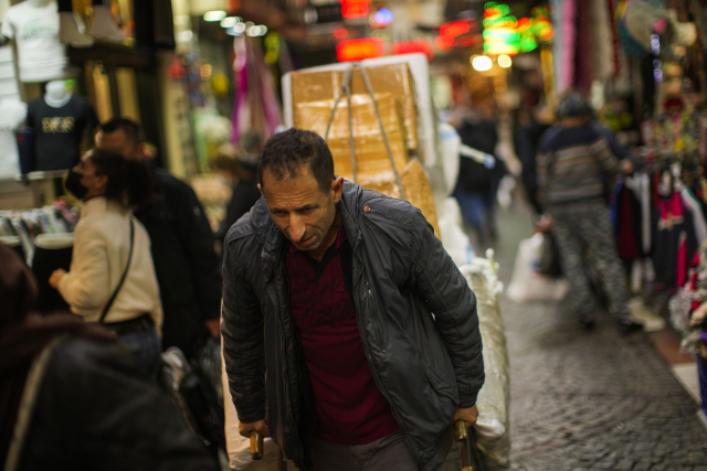 터키 서민의 살림살이가 갈수록 어려워지고 있는 가운데 지난 13일(현지시간) 이스탄불의 한 전통시장에서 한 남성이 짐수레를 끌고 힘겹게 걸음을 옮기고 있다. /AP연합뉴스