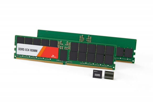SK하이닉스가 업계 최초로 샘플 출하한 24Gb DDR5 D램과 96GB, 48GB D램 모듈/사진 제공=SK하이닉스