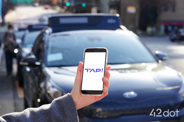 포티투닷(42dot)이 자체 개발한 어플리케이션인 ‘TAP!’을 이용하면 자율주행 택시를 호출하고 이용할 수 있다./사진제공=포티투닷