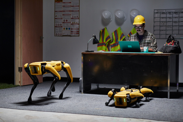 현대차그룹이 인수한 보스턴다이내믹스의 한 관계자가 4족 보행 로봇 ‘스팟’을 구동하고 있다./사진 제공=현대차