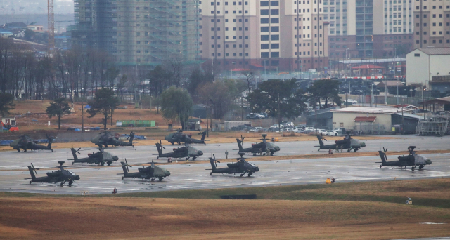 주한미군 평택 부대에 배치된 아파치 헬기 모습/연합뉴스