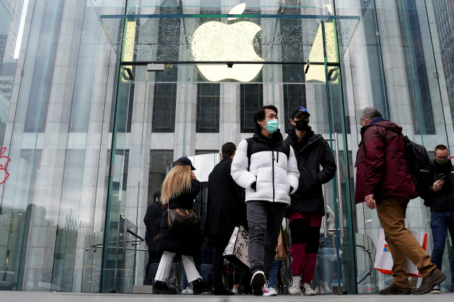 지난 달 미국 뉴욕 맨해튼의 중심부에 있는 애플 스토어 매장에 고객들이 들어서고 있다. /로이터연합뉴스