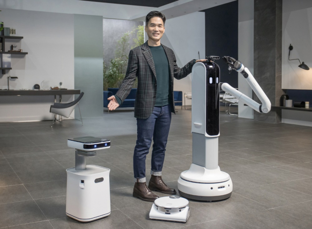 승현준 삼성전자 사장이 올해 초 열린 세계 가전전시회 CES 2021에서 ‘삼성봇 케어’와 ‘제트봇 AI’, ‘삼성봇 핸디’를 소개하고 있다./사진제공=삼성전자