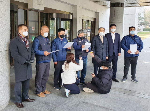 현대중공업 노조 측이 16일 대법 앞에서 통상임금 판결에 환영하는 기자회견을 열고 있다. /연합뉴스