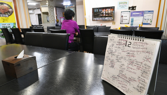 거리 두기 조정 방안이 발표된 16일 서울 시내의 한 식당에서 자영업자가 심각한 표정으로 관련 뉴스를 시청하고 있다. 오는 18일부터 전국의 사적 모임은 4인까지 축소되고 식당·카페의 영업시간이 오후 9시까지로 제한된다. /오승현 기자