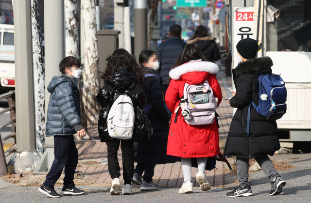 초등학생들이 16일 오후 서울의 한 초등학교에서 하교하고 있다. /연합뉴스