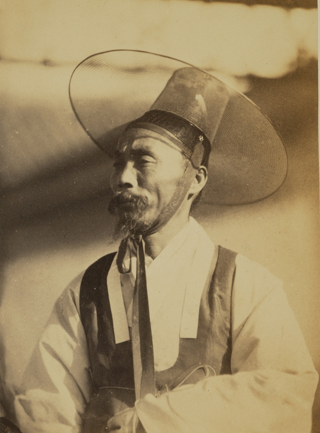 1863년 조선의 사절단으로 중국을 방문해 처음으로 사진을 촬영한 연행단의 한 사람. 사진은 영국 런던대 SOAS가 소장하고 있다. /사진제공=문학동네