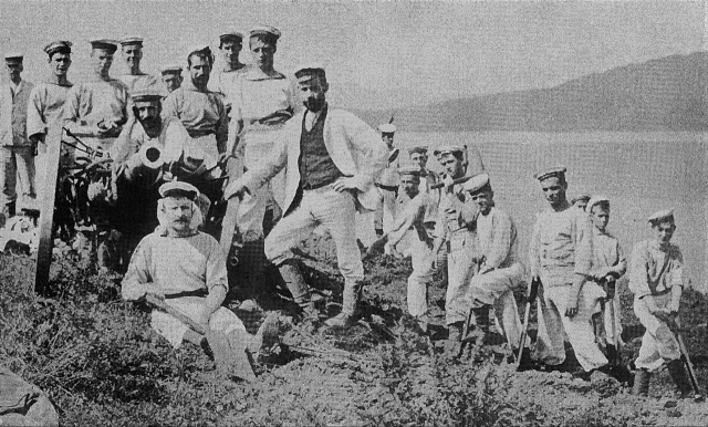 1885~87년 거문도 주둔을 기념해 사진을 촬영한 영국 해군들. 사진은 영국국립해양박물관이 소장하고 있다. /사진제공=문학동네