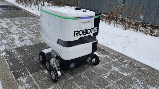 로보티즈의 배달로봇 ‘일개미’가 물품운송을 하고 있다. /사진 제공=로보티즈