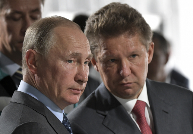 블라디미르 푸틴(왼쪽) 러시아 대통령과 러시아 천연가스 대기업 가스프롬 CEO인 알렉세이 밀레르./AP연합뉴스