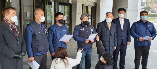 현대중공업 노조 관계자들이 16일 대법원 앞에서 통상임금 판결에 대한 기자회견을 열고 있다. /연합뉴스
