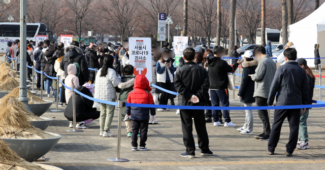 16일 오후 서울 마포구 월드컵공원 평화광장에 마련된 코로나19 임시 선별검사소에서 검사를 받으려는 시민들이 줄을 서고 있다. /연합뉴스