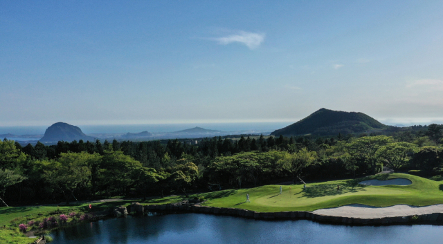 한라산과 산방산·바다·오름 등이 한눈에 들어오는 핀크스 골프클럽은 제주 자연과 아름답게 어우러진다는 평가를 받는다.
