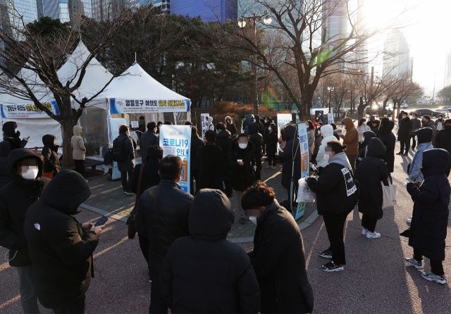 17일 서울 여의도공원 선별진료소 앞에서 시민들이 코로나19 검사를 받기 위해 기다리고 있다. /연합뉴스