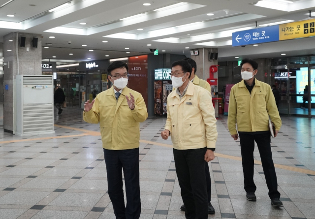 나희승(왼쪽 첫번째) 한국철도 사장이 영등포역에서 열차 운행 상황과 안전관리 실태를 점검하고 있다. 사진제공=한국철도