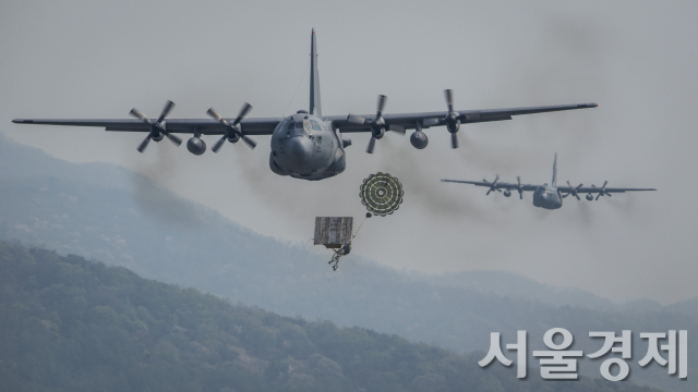 일본 요코하마 공군기지에 배치된 미군 수송기 C-130 허큘레스 2대가 지난 2014년 4월 18일 우리나라에서 열린 한미연합공중훈련 '맥스썬더'에 참여해 중장비 화물을 훈련지역에 낙하하고 있다. 일본이 한반도 유사시 미군 증원 병력 및 물자지원을 위한 후방기지 역할을 하게 되므로 한일 관계가 한미일을 비롯한 동북아 안보균형에 매우 중요함을 상기케 하는 장면이다. /사진제공=미 공군