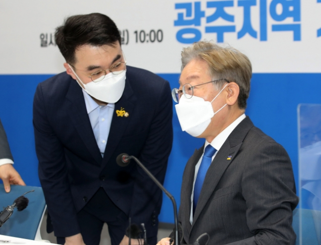 이재명(오른쪽) 더불어민주당 대선 후보와 김남국 민주당 의원./연합뉴스
