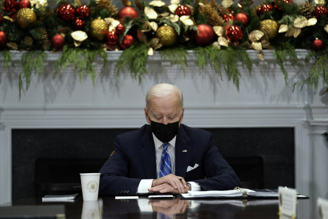조 바이든 미국 대통령이 16일(현지 시간) 워싱턴DC의 백악관에서 코로나19 대응팀과의 회의를 주재하고 있다. /EPA연합뉴스