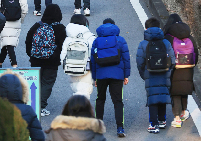 17일 오전 서울시내 한 초등학교에서 학생들이 등교하고 있다. /연합뉴스