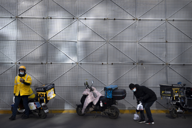 중국 베이징에서 택배 기사들이 물건을 배달하고 있다. 중국도 코로나19로 서비스산업의 피해가 가장 크다. /AP연합뉴스