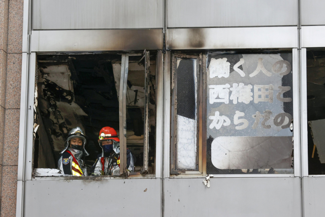 17일 일본 서부 오사카 번화가의 8층 상가 건물에서 발생한 화재 현장에 소방대원들이 출동해 진화작업을 벌이고 있다. 교도통신과 NHK 등 현지 언론은 방화로 추정되는 이 불로 27명이 심폐 정지 상태라고 전했다. /연합뉴스