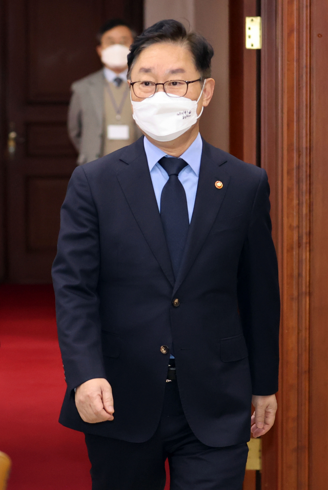 박범계 법무부 장관이 15일 정부서울청사에서 열린 사회관계장관회의에 입장하고 있다./연합뉴스