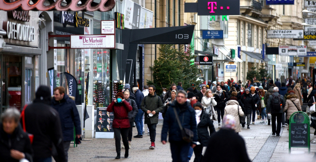 지난 13일(현지시간) 오스트리아 비에나의 한 쇼핑 거리에서 시민들이 걷고 있다. /로이터연합뉴스