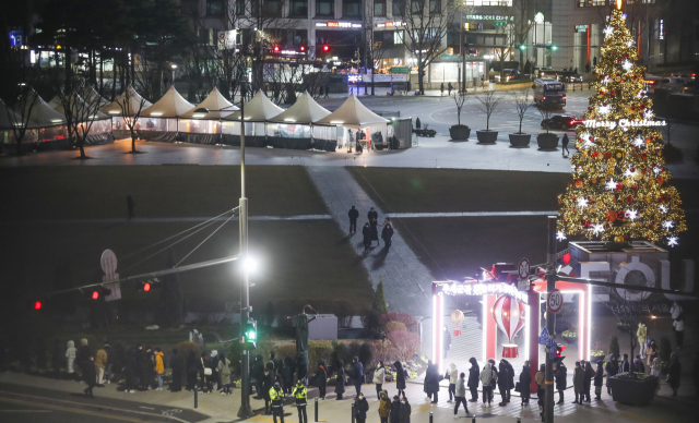 전국적으로 기온이 떨어진 17일 오후 서울시청 앞 서울광장 선별진료소에서 퇴근길 시민들이 검사를 위해 대기해 있다. /연합뉴스