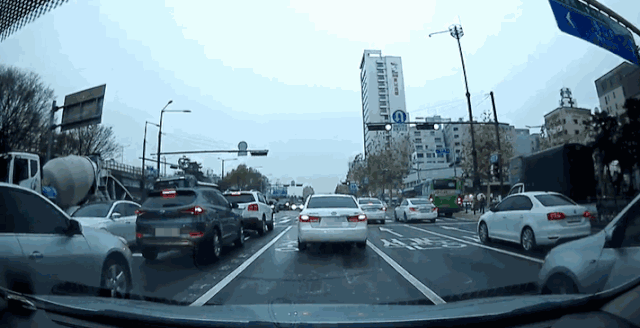 [영상] 좌회전 막은 차에 경적 울렸다가…'커피 맞았다'