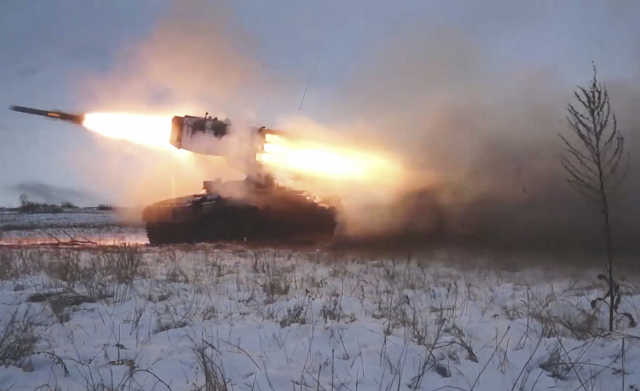 러시아의 우크라이나 침략 우려가 고조되는 가운데 러시아 군의 다연장로켓발사차량이 지난 16일(현지시간) 우랄지역에서 로켓을 발사하며 군사훈련을 진행하고 있다. /사진제공=러시아 국방부