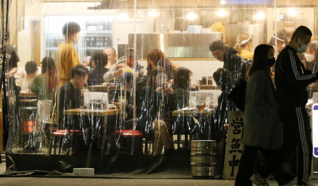 지난 16일 오후 일본 도쿄의 한 주점에서 손님들이 식사를 하고 있다. /도쿄=연합뉴스