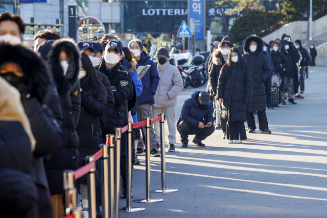 질병관리청에서 관리하는 코로나19 선별검사 시스템 접속에 문제가 생긴 18일 서울역 광장에 마련된 임시 선별검사소에서 시민들이 30분 가량 검사를 받지 못한 채 대기하고 있다. /연합뉴스