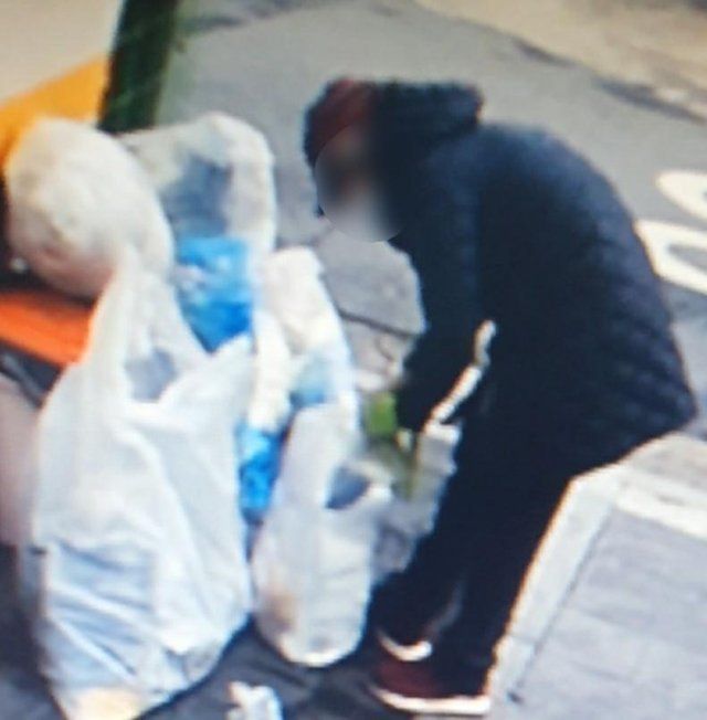 한 여성이 자신이 버린 쓰레기에서 종량제 봉투만 챙겨 달아났다는 사연이 온라인 커뮤니티에 공개됐다. /사진=보배드림