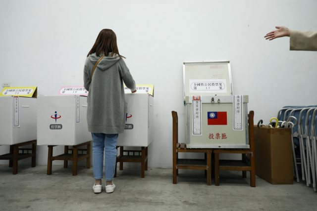 18일 대만 타이베이의 국민투표 투표장에서 한 유권자가 투표를 하고 있다. /로이터연합뉴스